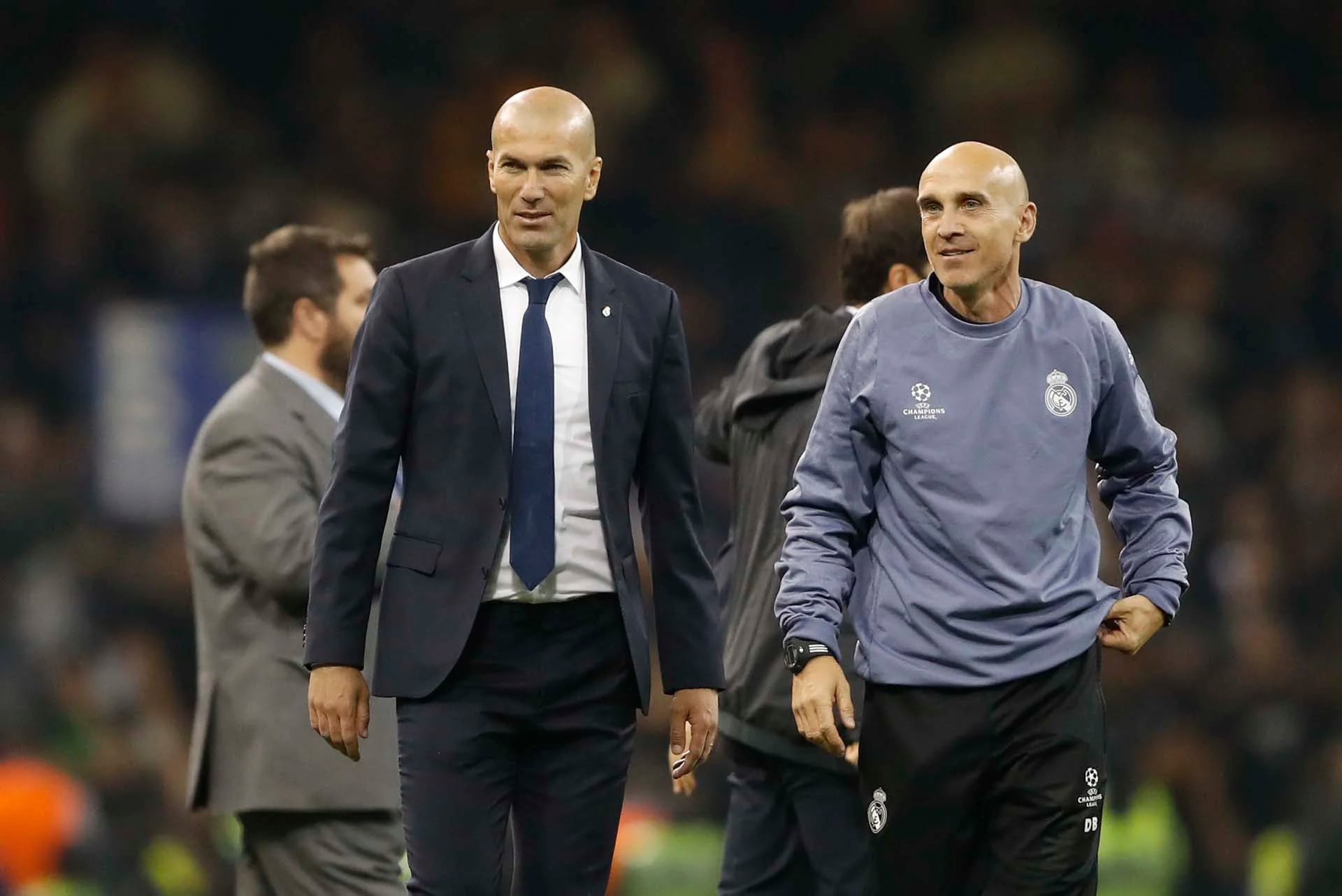 Zidane junto a uno de sus colaboradores en la final de la Champions (Reuters)