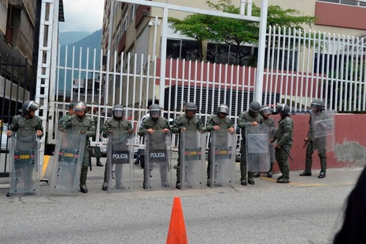 Militares resguardan la sede del DGCIM en Boleita