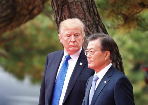 El 7 de noviembre de 2017, el mandatario surcoreano Moon Jae-in recibió en Seúl al presidente estadounidense Donald Trump (REUTERS/Kim Hong-Ji)