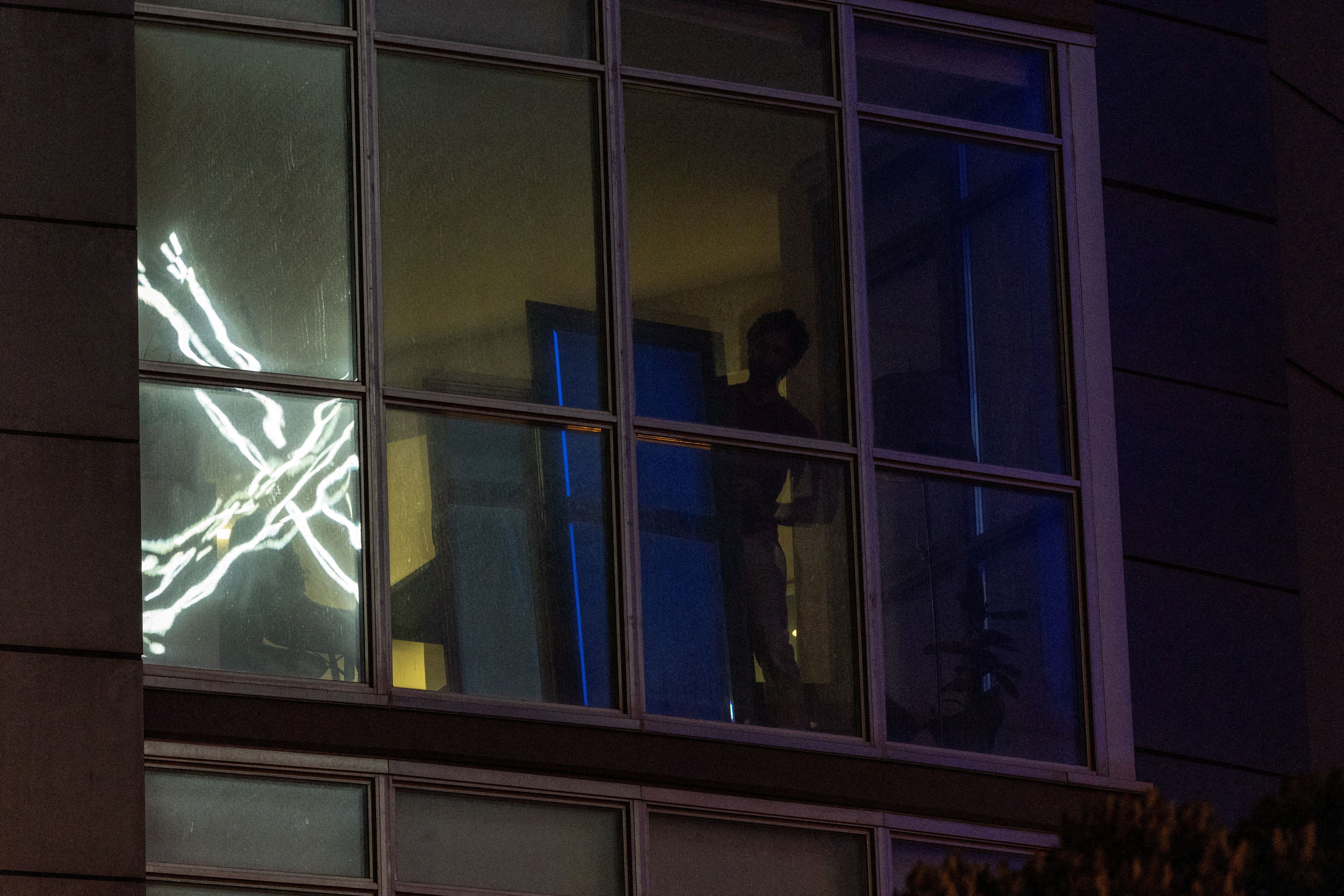 Los vecinos del edificio no podían minimizar el impacto de la luz producida por el nuevo logo. (Reuters)