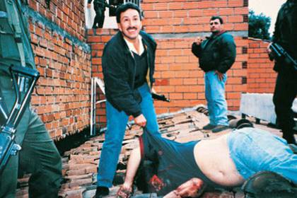 Hugo Aguilar junto al cuerpo de Pablo Escobar