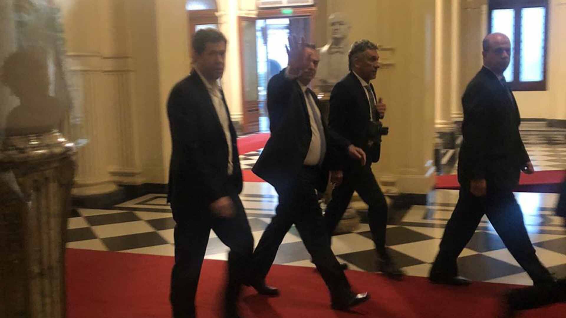Cambiemos se va dejando serios problemas económicos, algunos de ellos son problemas que recibió del kirchnerismo que ellos reeditan. Y los que vuelven tienen la oportunidad para no repetir errores del pasado y evitar el riesgo de de perder un sistema republicano en una tiranía populista