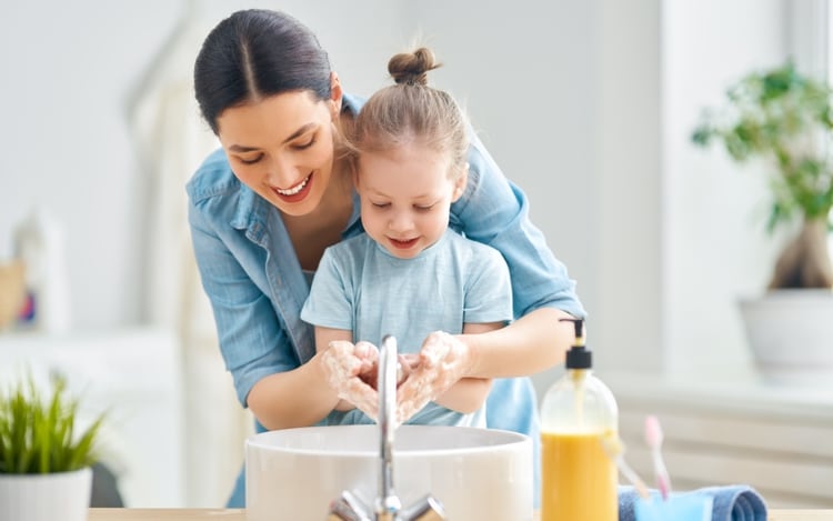 El lavado de manos frecuente y evitar tocarse la cara siguen estando entre las principales recomendaciones de prevención (Shutterstock)