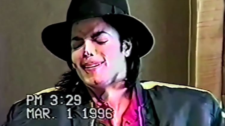 Michael Jackson aparece riéndose y bostezando cuando se le pregunta sobre su conducta sexual
