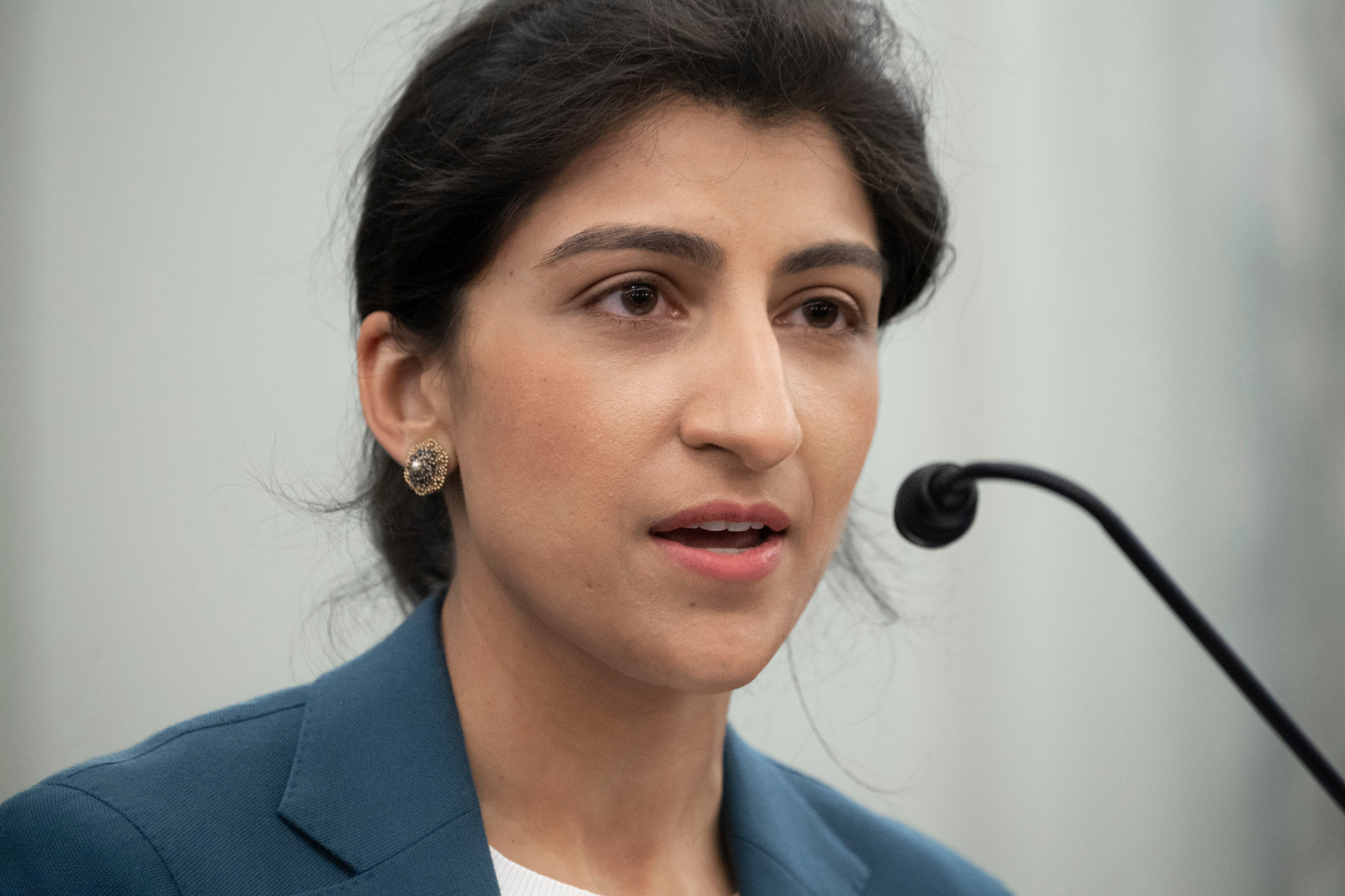 Lina Khan, la jefa de la Comisión Federal de Comercio (FTC). (Saul Loeb/Pool Foto via AP, File)