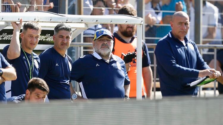Maradona vivió el partido intensamente y tuvo un fuerte cruce con la Gata Fernández en el entretiempo (Nicolás Aboaf)