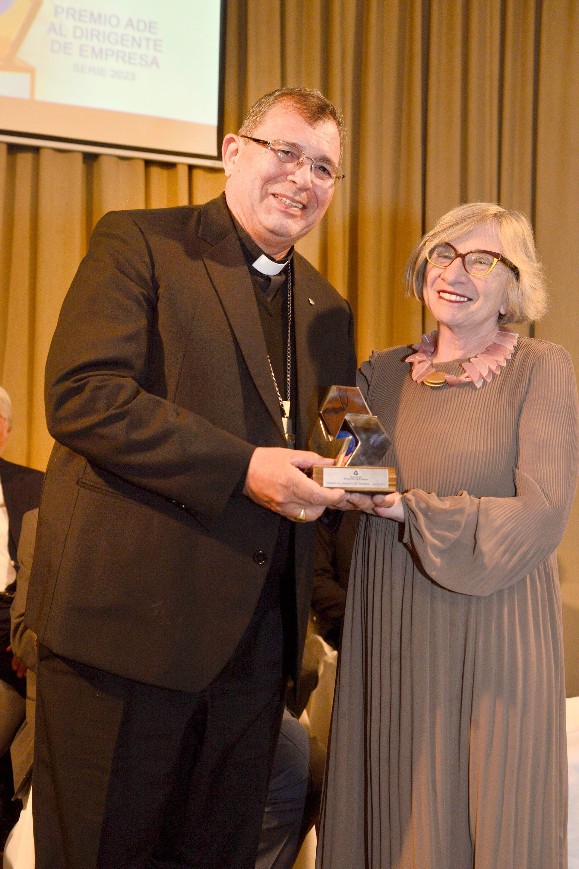 Graciela Adán le entregó su premio ADE a Monseñor Carlos Tissera (Cáritas Argentina)
