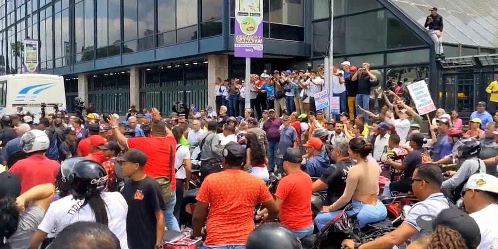 Un grupo de choque del régimen de Maduro arremetió contra la marcha de trabajadores en Caracas