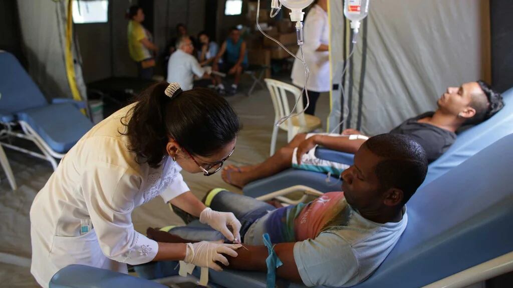 Pacientes con virus del zika son atendidos en un hospital (AP)