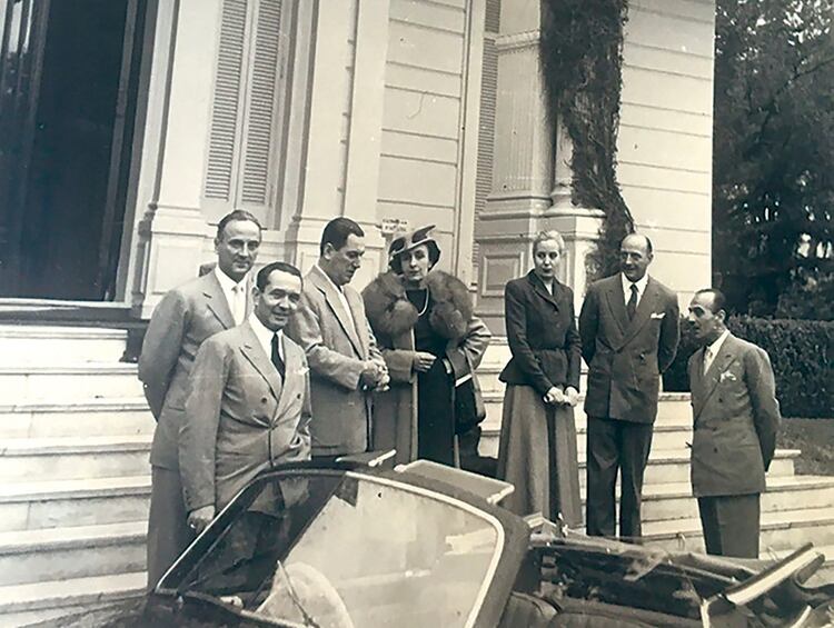 A la izquierda, en primer plano, Luigi María Incisa di Camerana. Perón, la esposa del marqués y Evita, en la entrada del Palacio Unzué