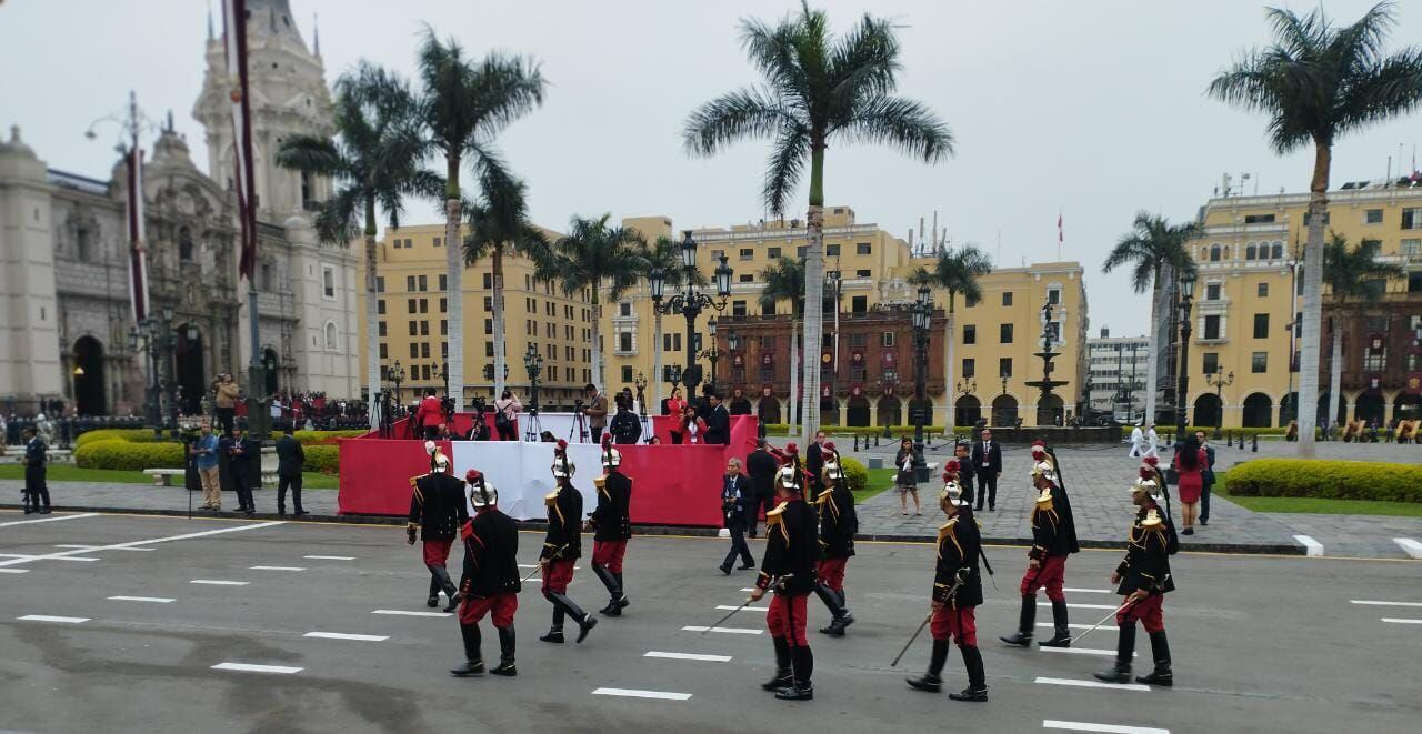 Plaza de Armas de Lima abarrotado de delegaciones de la Policía Nacional y de la Guardia del Ejército por Fiestas Patrias | Infobae Perú