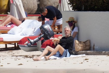 Paul McCartney disfrutó de un día de playa durante su estadía en Saint Barth acompañado por su esposa, Nancy. Allí descansaron en las paradisíacas playas, se refrescaron en el mar y tomaron sol