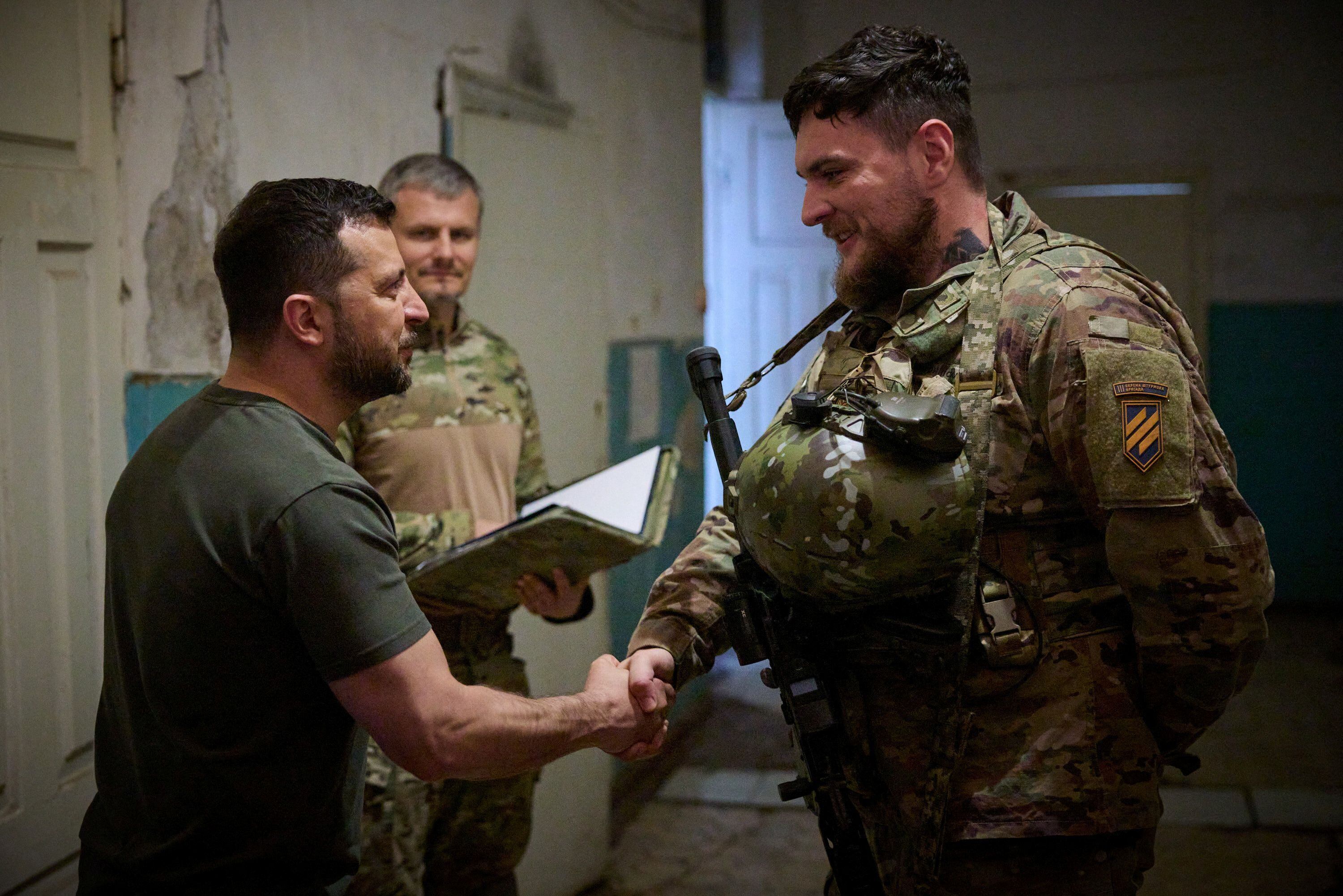 Zelensky abordó con los comandantes los problemas a los que se enfrentan los soldados y cómo resolverlos (Reuters)