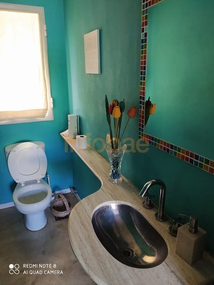 Uno de los baños de la propiedad. El de planta baja es completo, con ducha y bañera. En la planta alta hay una habitación en suite