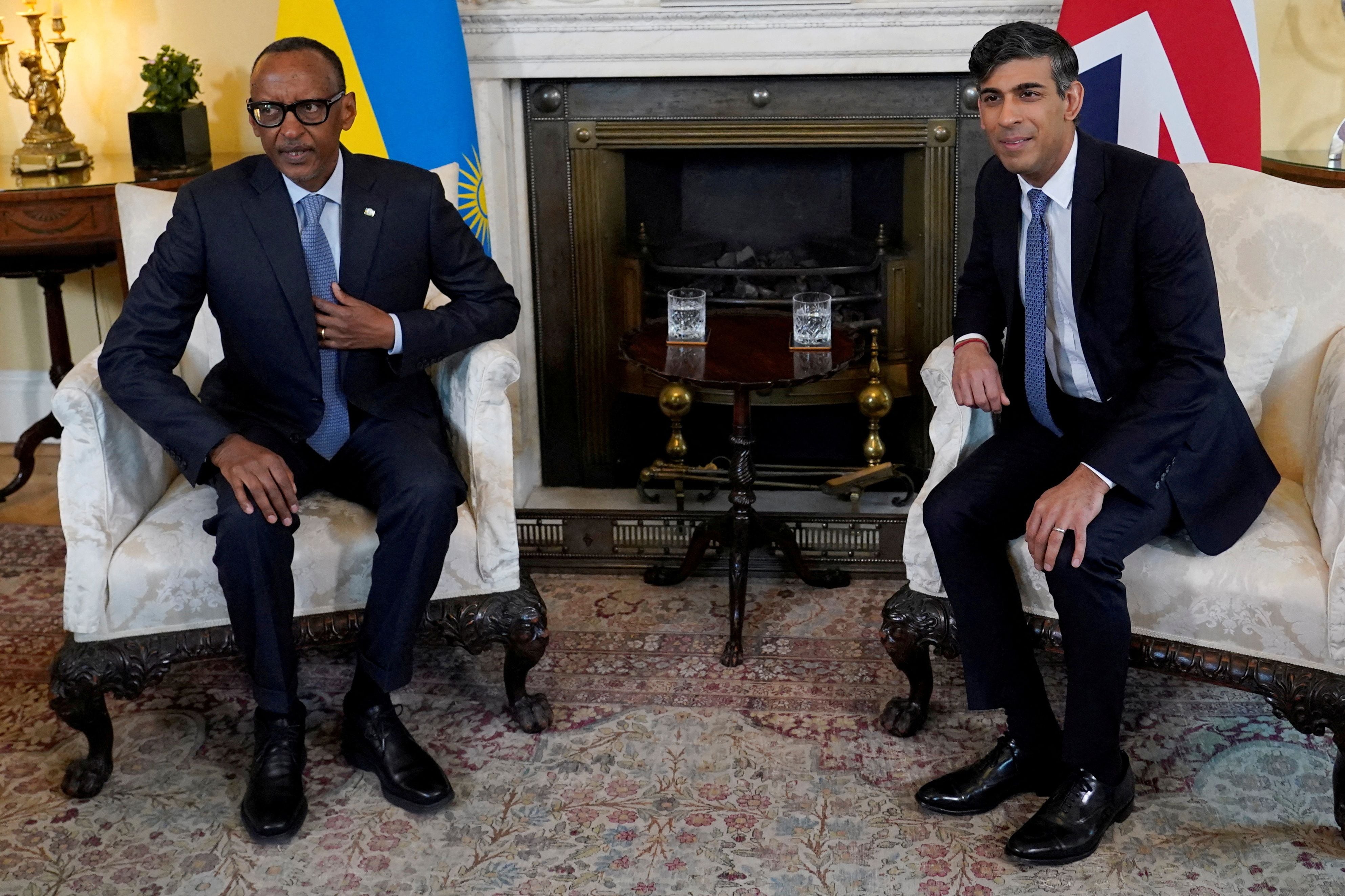 Rishi Sunak y el presidente de Ruanda Paul Kagame (Alberto Pezzali/REUTERS/archivo)