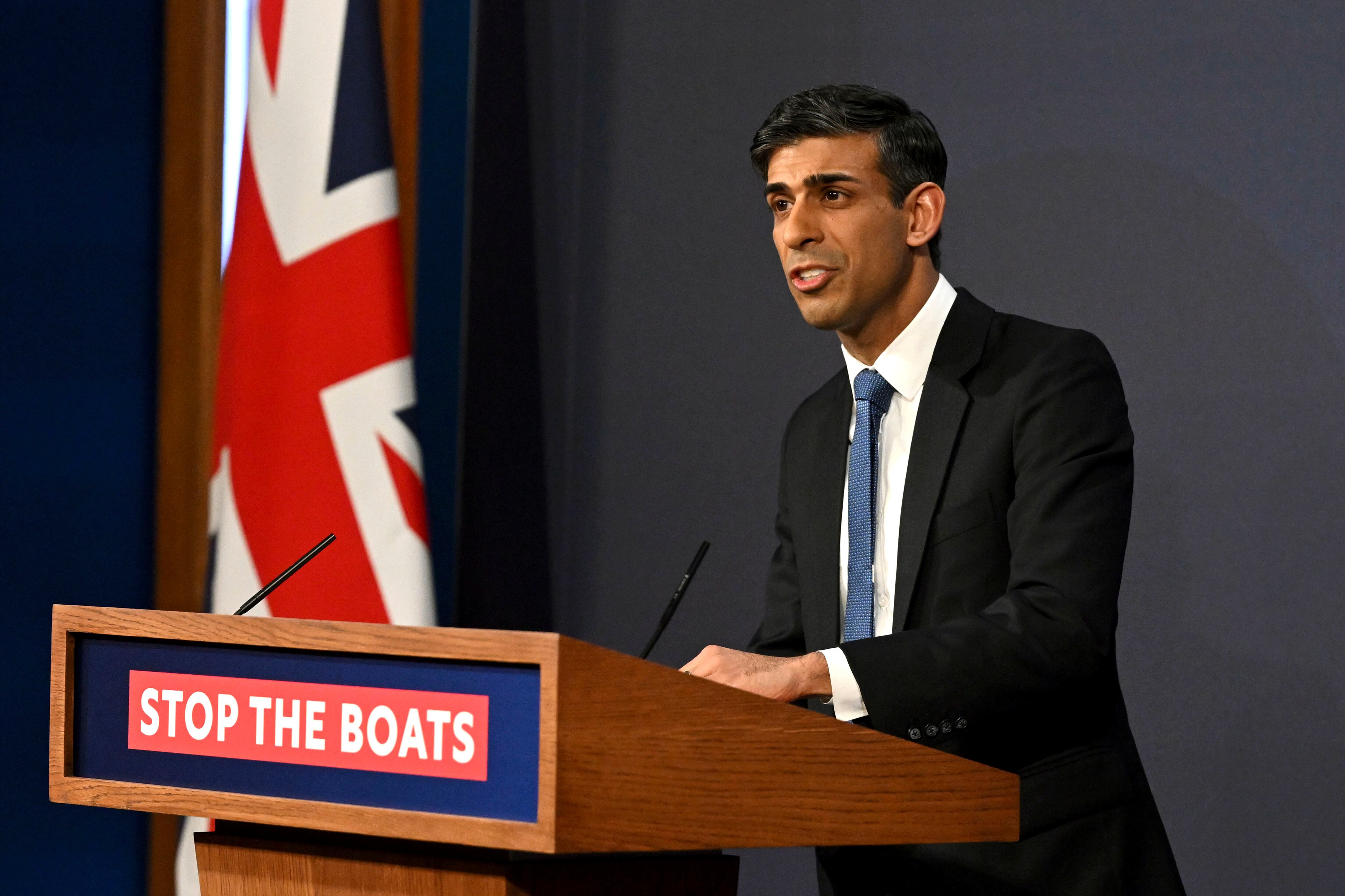 "Detegan los botes": el mensaje sobre la inmigración que cruza día a día el Ccanal de la Mancha es claro en el atril desde el que habla el primer ministro británico Rishi Sunak (Leon Neal/Foto compartida vía AP)