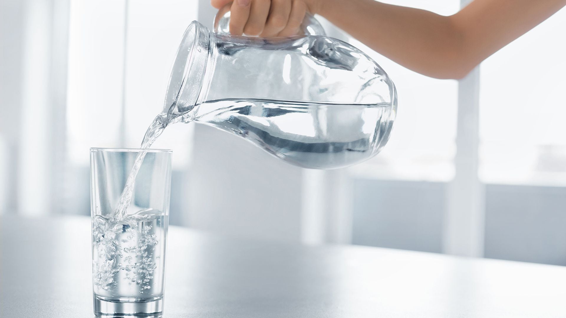 El consumo recomendado de agua es 2,5 litros al día para los hombres y 2 para las mujeres (iStock)