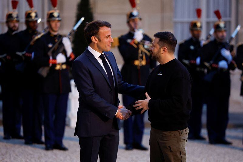 El presidente francés, Emmanuel Macron, recibe al presidente de Ucrania, Volodímir Zelenski, en el Palacio del Elíseo en París, Francia. 14 de mayo, 2023. REUTERS/Christian Hartmann/Pool