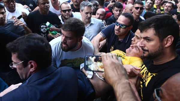 El momento en que Jair Bolsonaro es trasladado tras el ataque