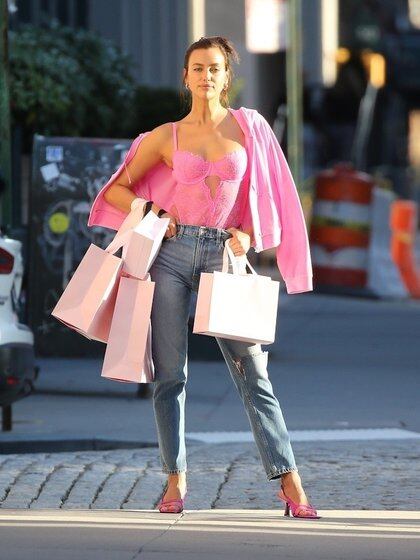 Irina Shayk realizó una producción fotográfica en las calles de Nueva York durante un día de compras. La modelo posó con distintos looks en los que predominó el color rosa, incluso para las bolsas que cargó (Fotos: The Grosby Group)