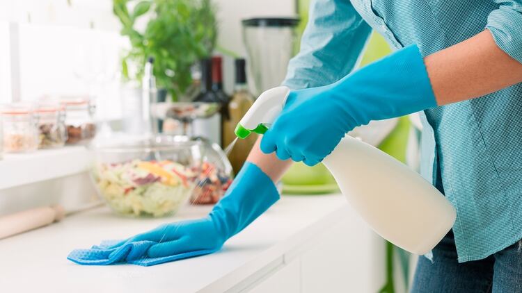 Limpiar siempre las superficies (Shutterstock)