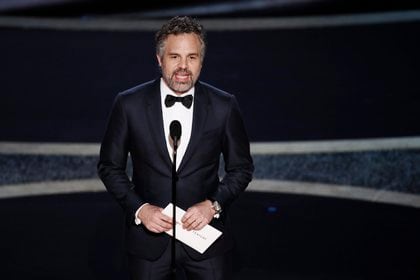 Mark Ruffalo, elegante como siempre, eligió un esmoquin clásico en azul noche con camisa blanca y moño azul  (EFE) 
