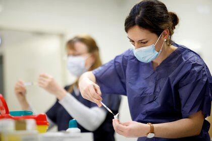 Nurses prepare doses of the Pfizer-BioNTech COVID-19 vaccine at a coronavirus disease vaccination center in Nantes, France, January 29, 2021. REUTERS/Stephane Mahe