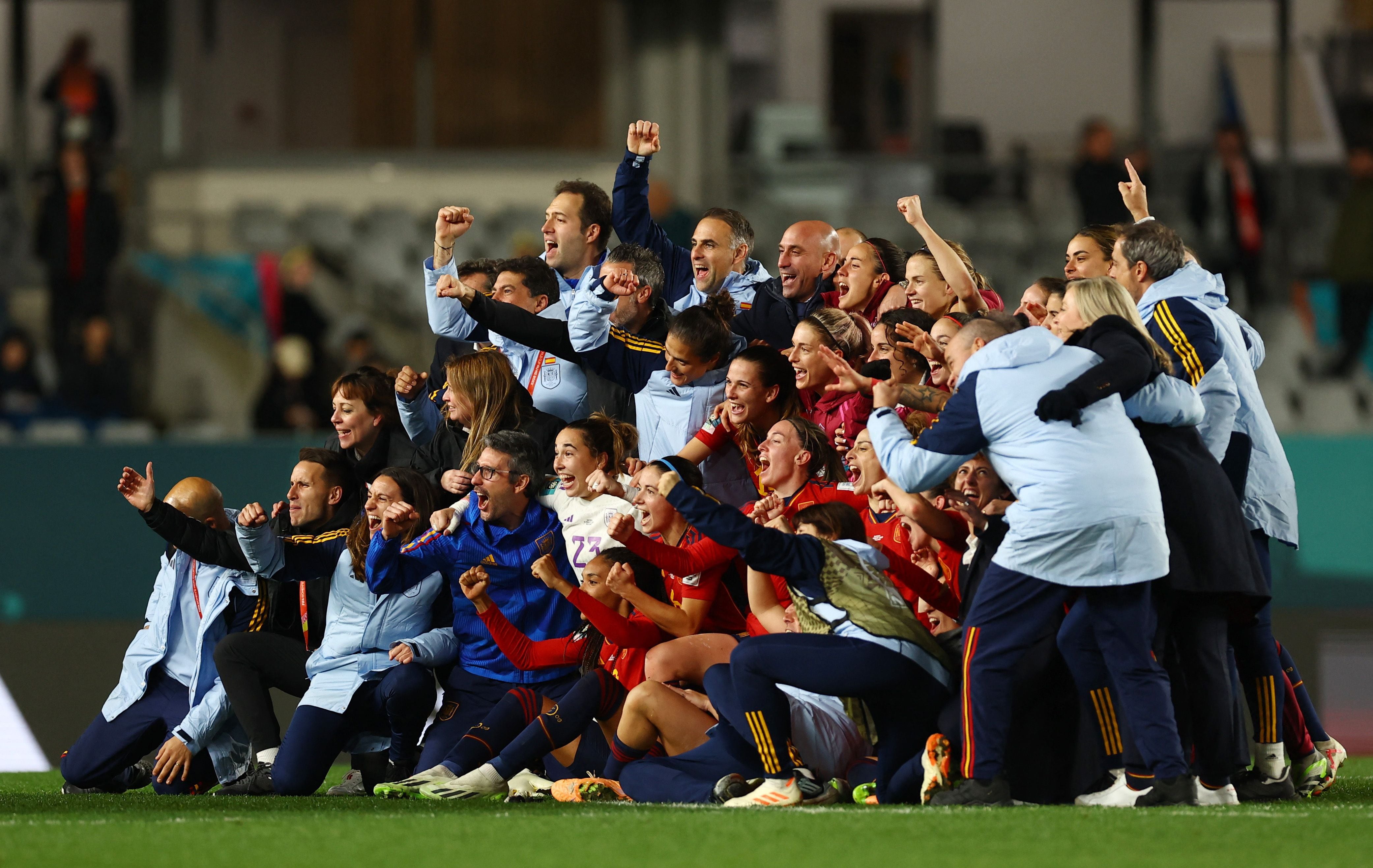 Las jugadores de la selección española y el cuerpo técnico celebran el pase a la final del Mundial (REUTERS).