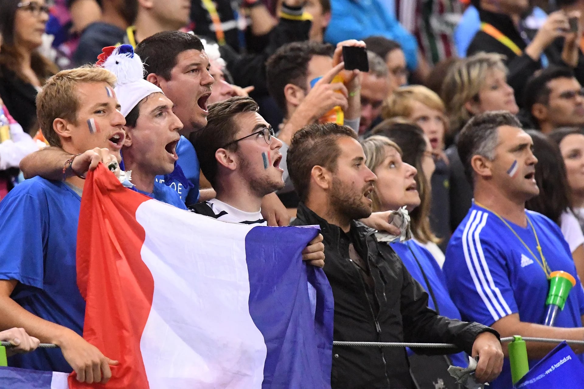 Hasta la bandera tricolor y la Marsellesa son motivo de fricción en el clima decolonial y de exacerbado identitarismo que se vive en Francia (AFP)