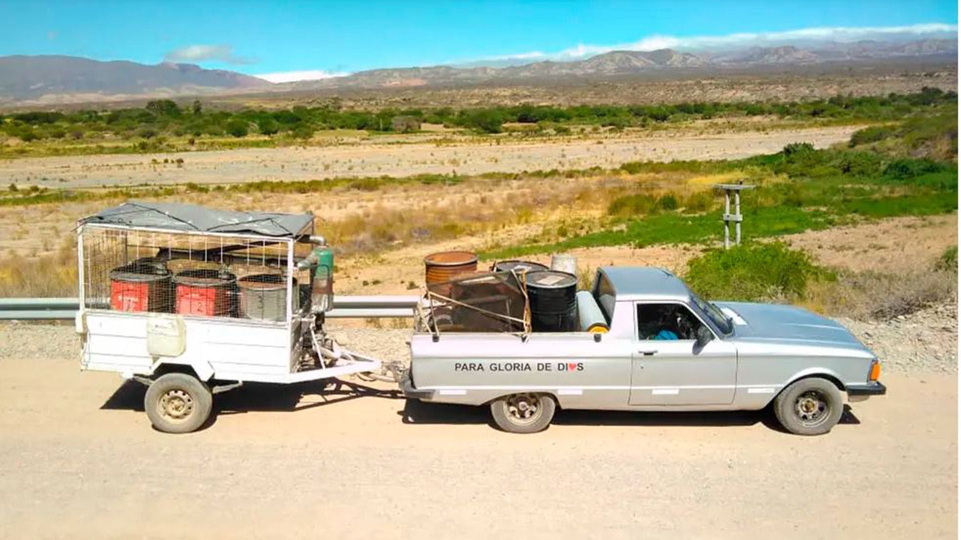 La Ford Ranchera modelo '83 y el trailer con los tres tambores de 200 litros que usó para recorrer la ruta 40. Con el equipo convencional que lleva habitualmente sobre la caja puede cubrir 50 kilómetros. Con éste, la autonomía es de 520 kilómetros (gentileza www.autoabasura.com)