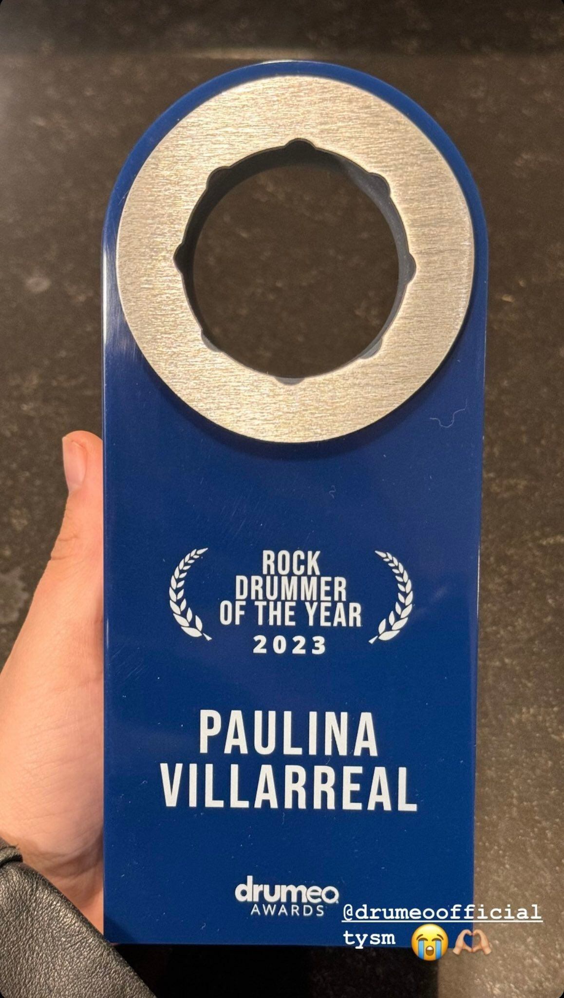El premio que recibió la baterista mexicana Paulina Villarreal. (Captura Instagram)
