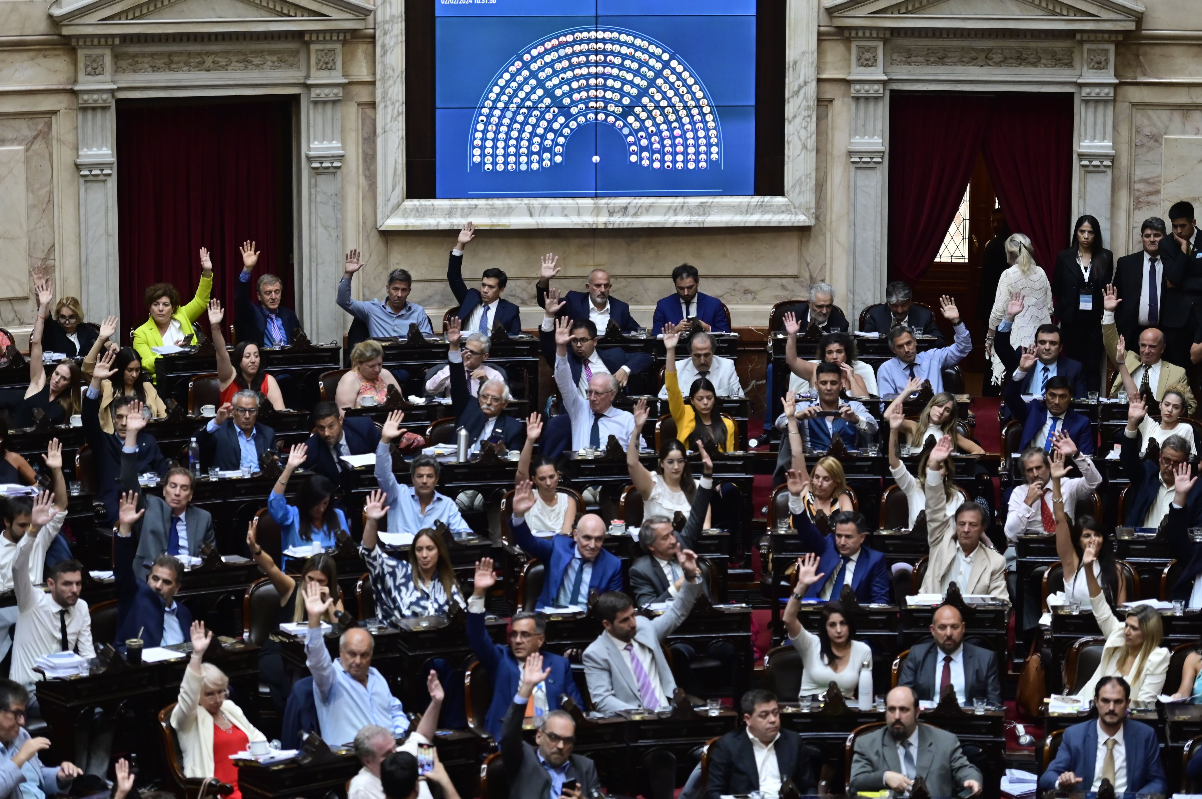 Diputados durante la sesión plenaria en la cual se retomó el debate de la "ley ómnibus", impulsada por el Gobierno de Javier Milei (EFE)