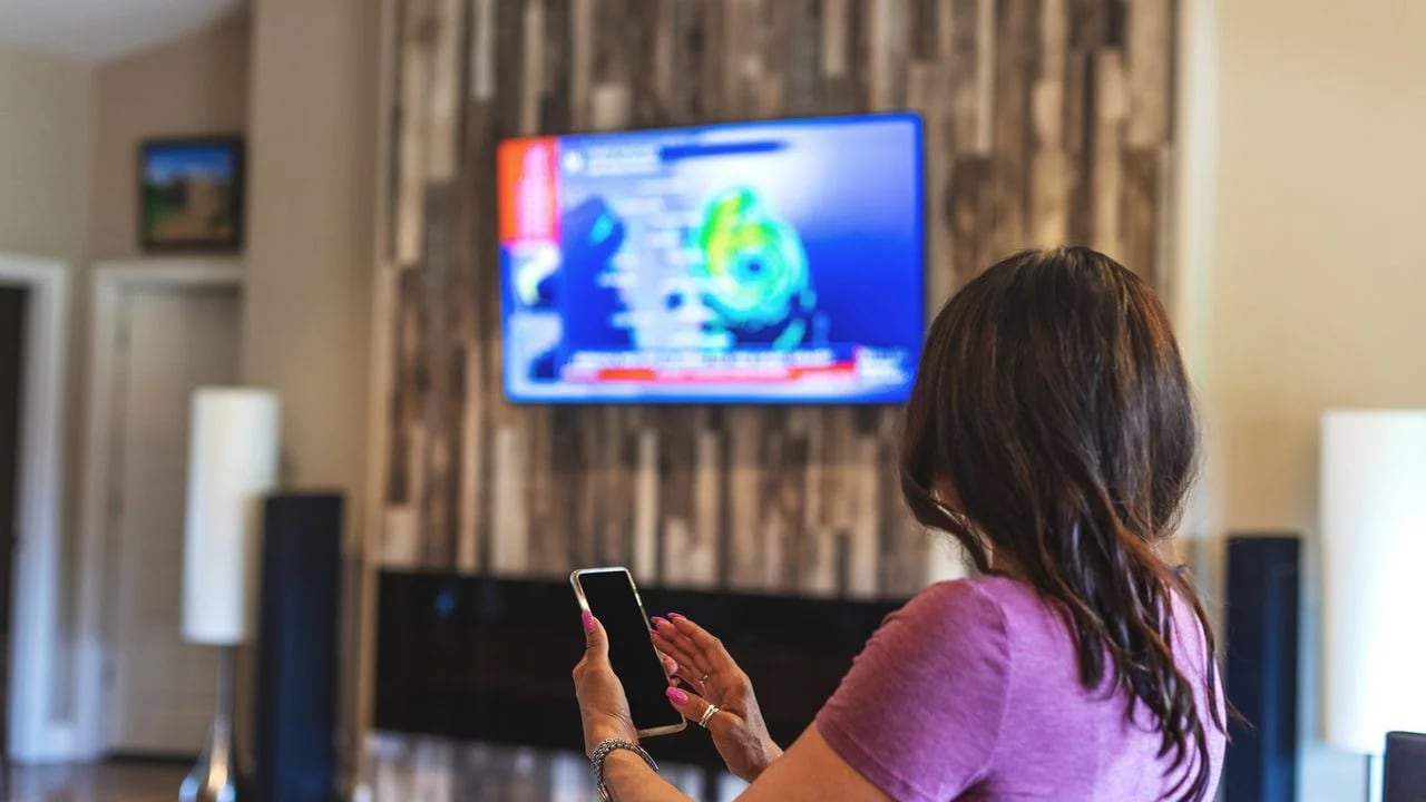 Conectar un Smart TV a la red de datos de un celular. (Getty Images)