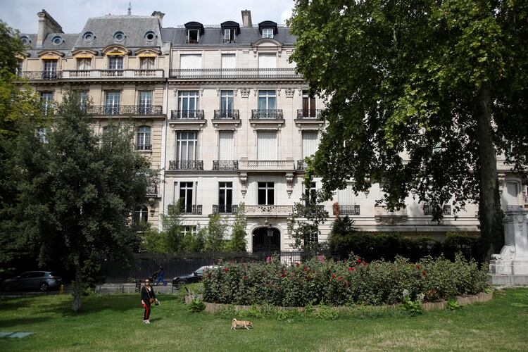 Vista exterior del edificio parisino donde Epstein tenía un departamento (Reuters)