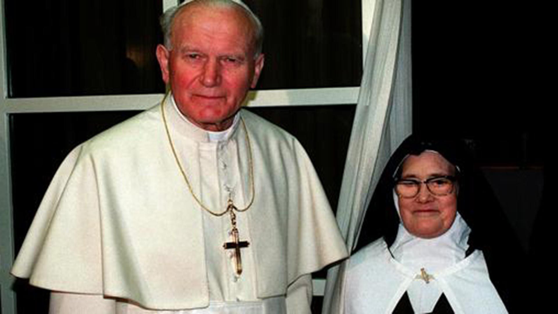 El Papa Juan Pablo II reveló el último secreto de Fátima. Junto a él, Sor Lucía, la pastora que junto a sus primos escuchó los mensajes de la Virgen (EFE)