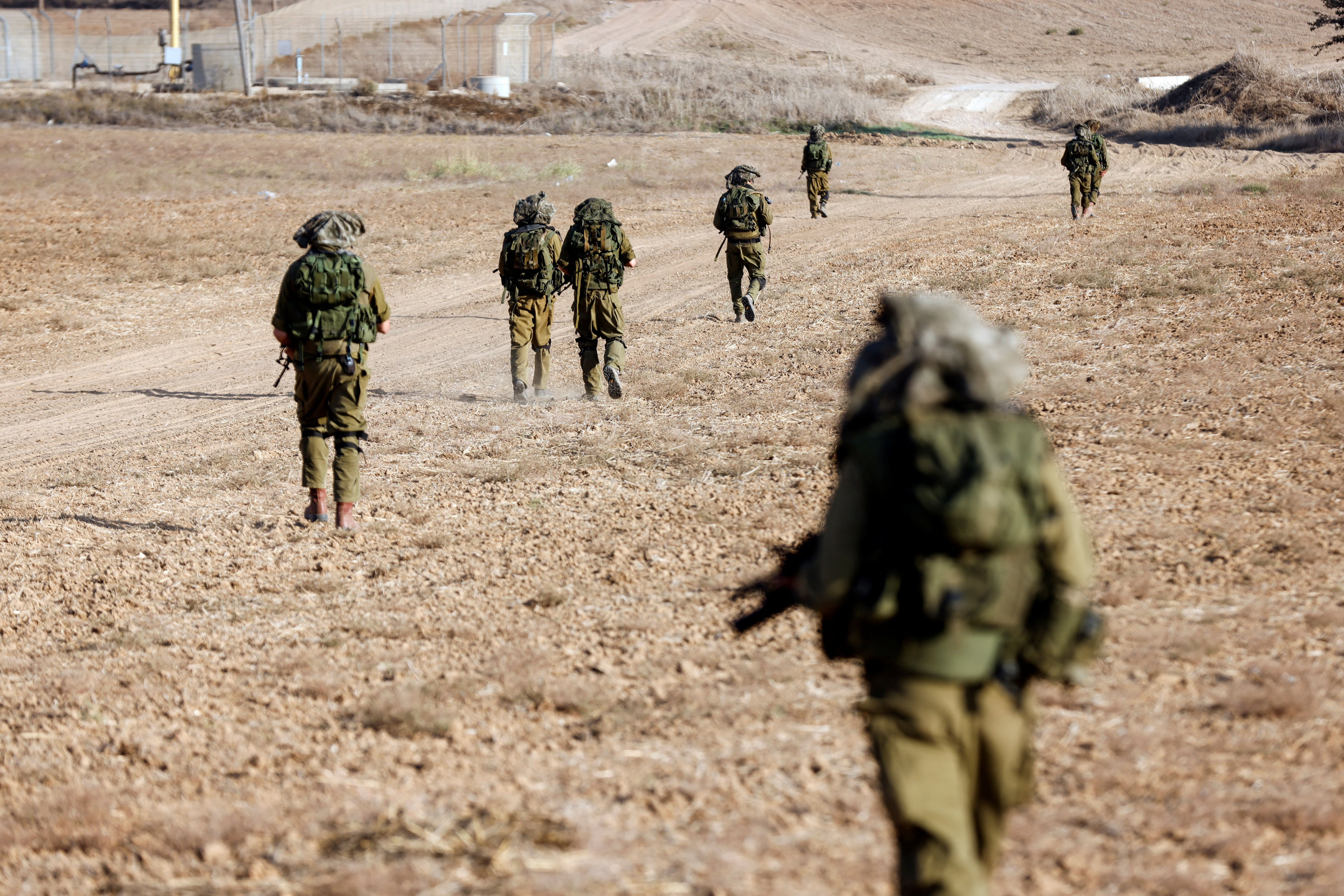 Soldados israelíes mivilizados cerca de la frontera de Israel con Gaza, en el sur de Israel, el 12 de octubre de 2023 (Reuters)