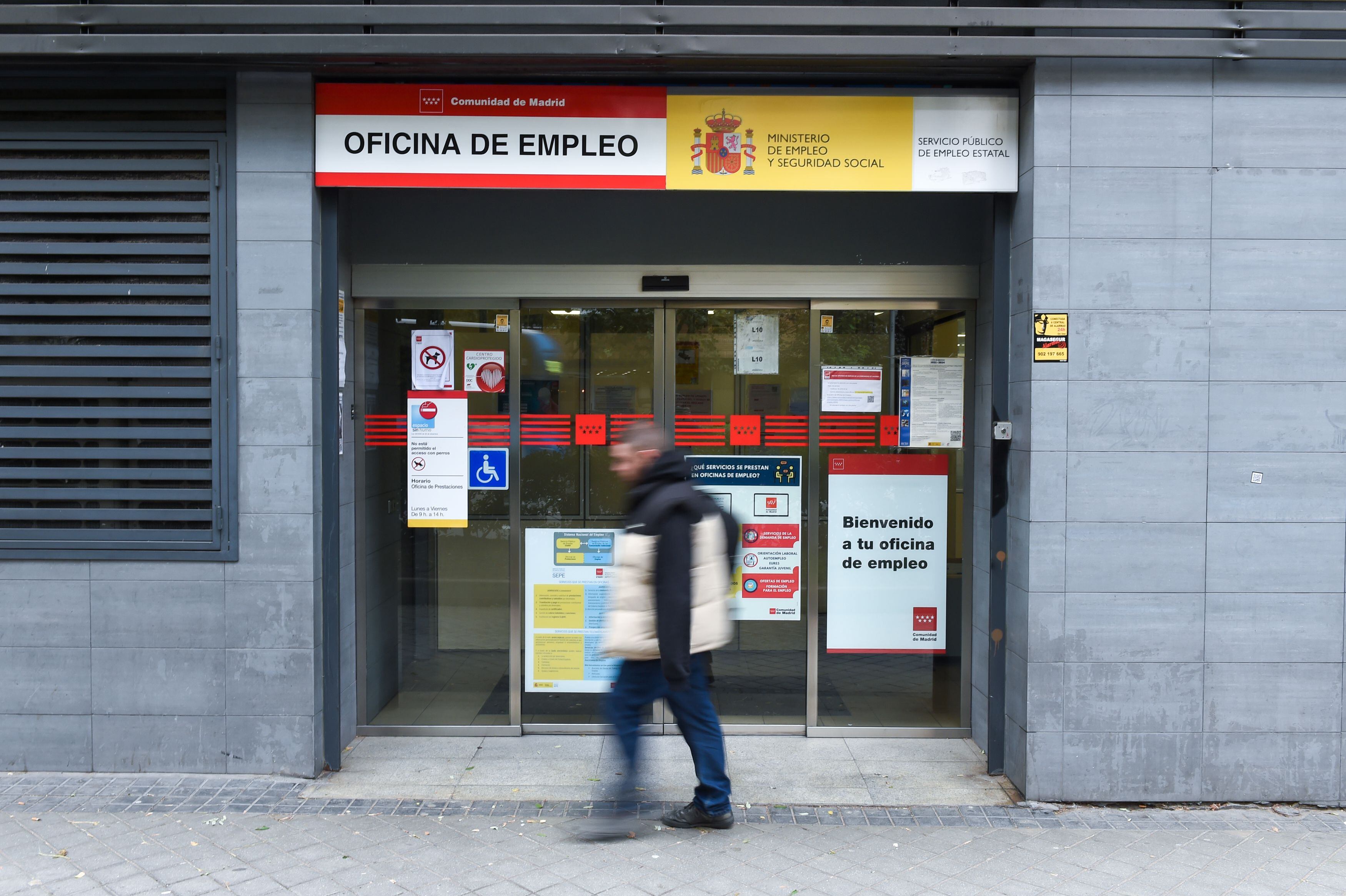 Una persona pasa al lado de una oficina de empleo. (Gustavo Valiente/Europa Press)