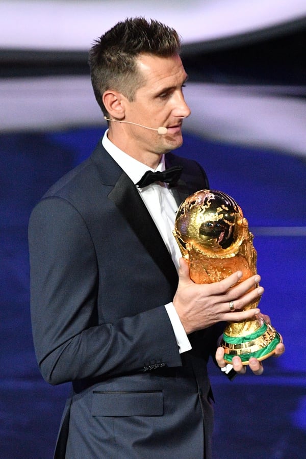 Miroslav Klose, el máximo goleador en la historia de los mundiales, fue el que acercó el trofeo en el inicio de la ceremonia (AFP PHOTO / Mladen ANTONOV)