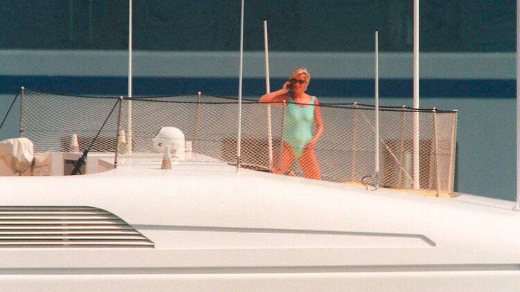 El último día de la princesa Diana antes de viajar a París, en la cubierta del Jonikal, el colosal crucero de 22 millones de euros de su novio, Dodi Al-Fayed (GROSBY GROUP)