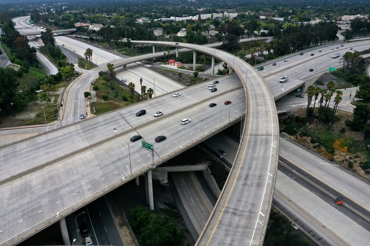 Un nudo de autopista luce casi vacío en Los Angeles, California -REUTERS