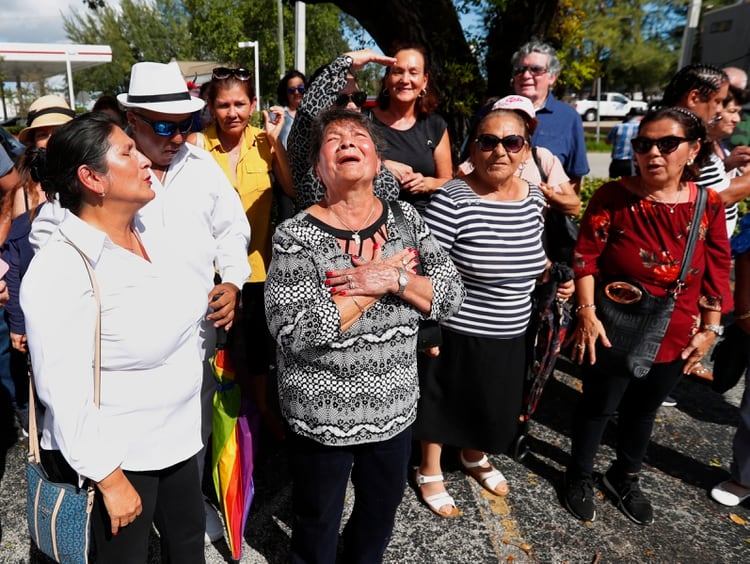 Los fans se reunieron para tratar de entrar (Foto:AP)