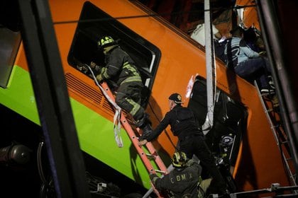 Rescatistas trabajan en el sitio donde un paso elevado del metro colapsó parcialmente con vagones del tren en la estación de Olivos en Ciudad de México. 3 de mayo de 2021. REUTERS / Luis Cortés