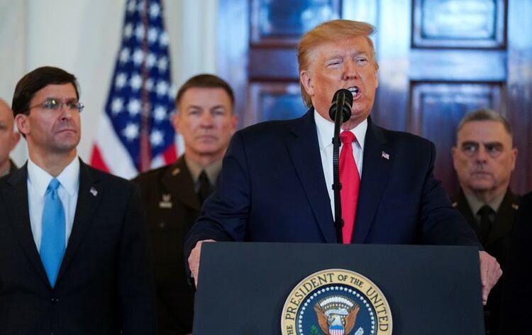  El presidente de Estados Unidos, Donald Trump, pronuncia una declaración sobre Irán flanqueado por el secretario de Defensa de Estados Unidos, Mark Esper, el jefe del Estado Mayor del Ejército, general James McConville, y el presidente del Estado Mayor Conjunto del Ejército, general Mark Milley, en el Gran Vestíbulo de la Casa Blanca en Washington, Estados Unidos, el 8 de enero de 2020. REUTERS/Kevin Lamarque