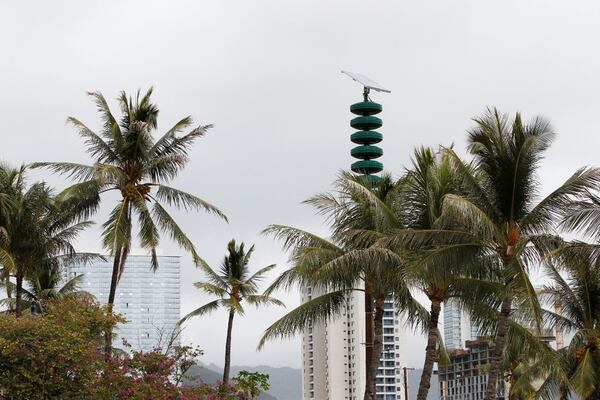 Una sirena dispuesta entre los árboles en el Kakaako Waterfront Park en Honolulu (Hawaii)