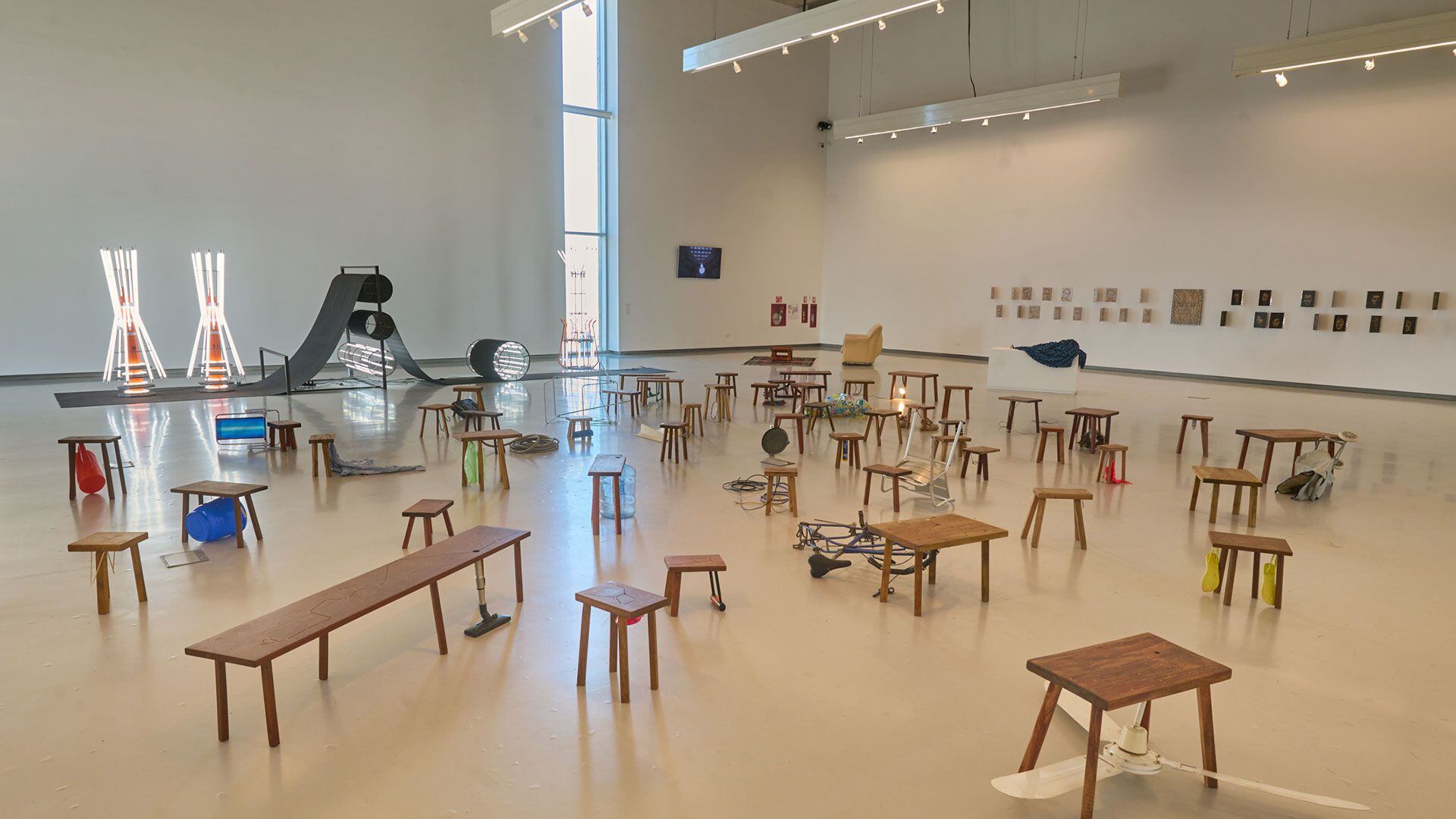 En el centro, “La velocidad de las cosas”, de Nicolás Bacal