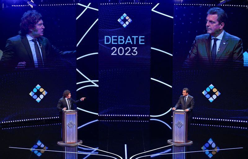 Los candidatos a presidente de Argentina Sergio Massa, del partido Unión por la Patria, y Javier Milei, del partido La Libertad Avanza, en el último debate antes del balotaje   