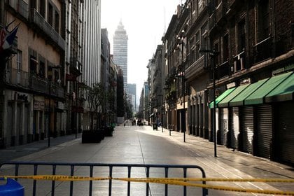 Vista general de una calle del centro histórico de la Ciudad de México, que luce vacía tras la declaración de emergencia sanitaria en el país latinoamericano. 5 de abril de 2020.  REUTERS/Henry Romero