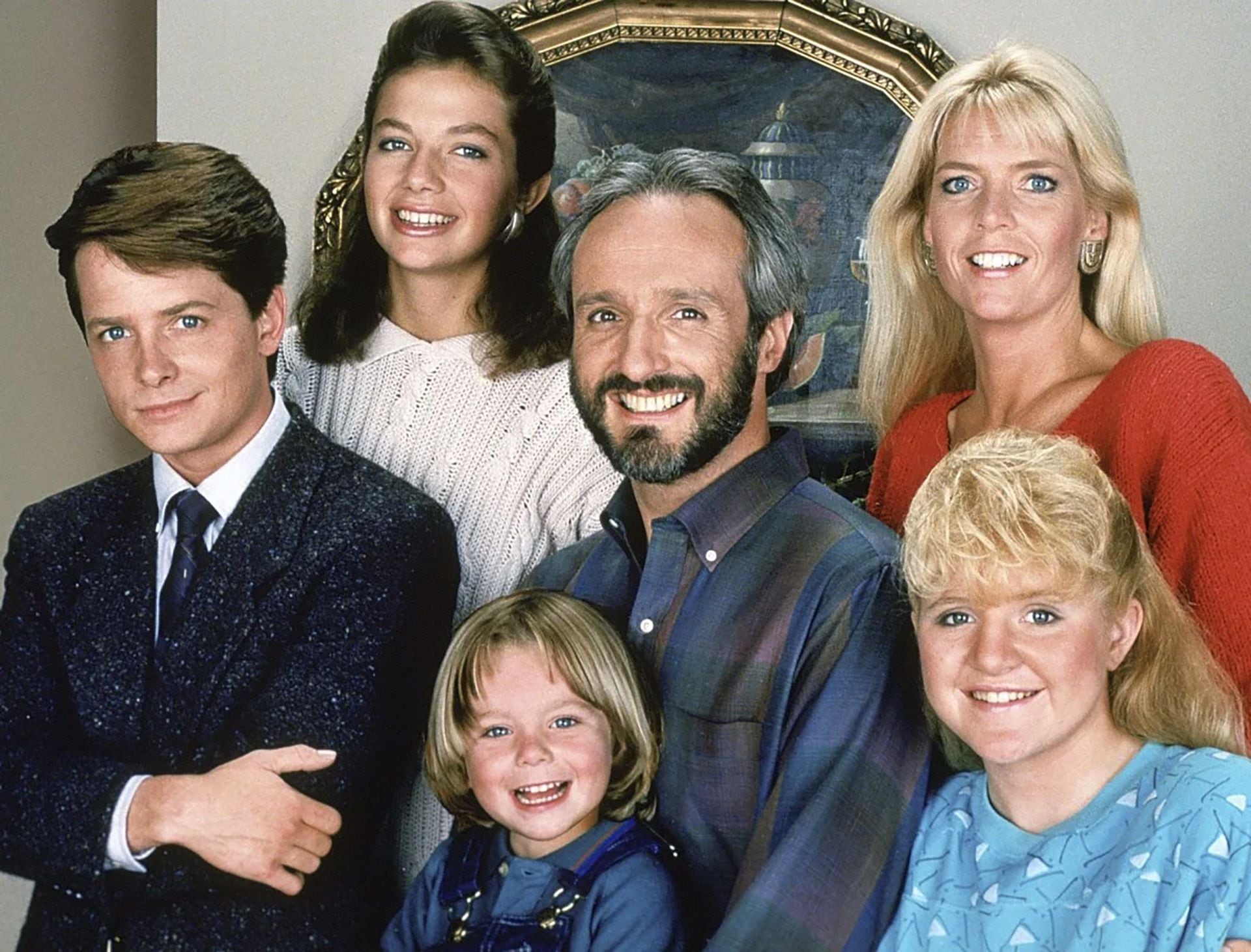 Michael Fox, con el elenco de Enredos de familia
