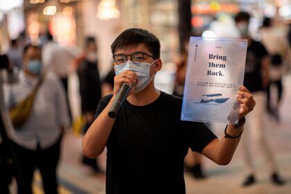El activista pro-democracia Joshua Wong Chi-fung distribuye folletos en Hong Kong, China, el 20 de octubre de 2020. EFE/EPA/JEROME FAVRE/Archivo 