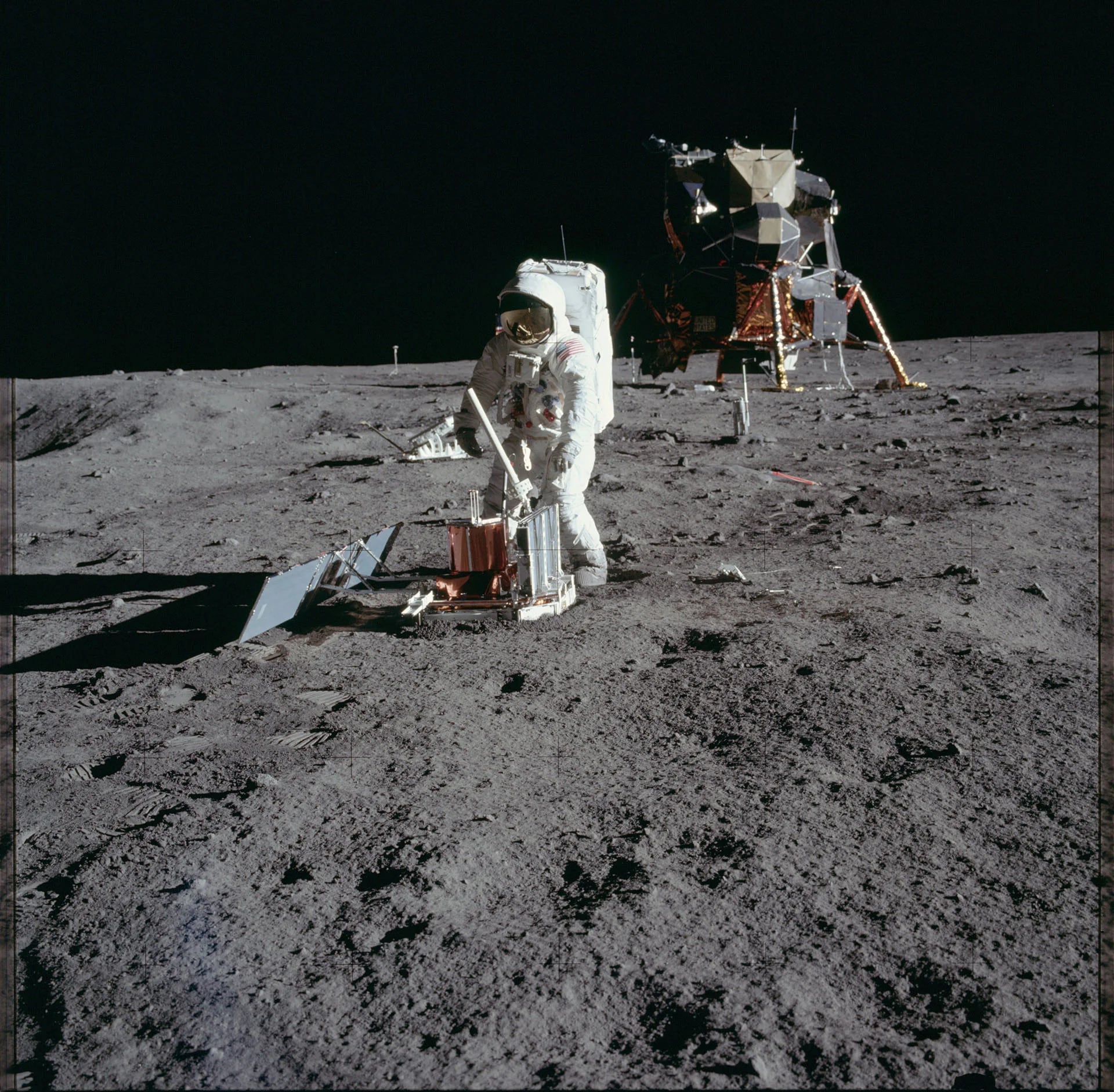 Una vista del módulo lunar “Eagle” posado sobre la superficie de la luna (Reuters)